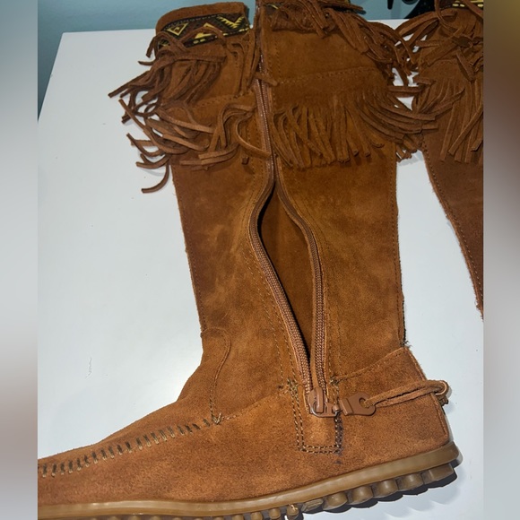 New Minnetonka Suede 2 Layer Fringe Zip Boots w/ Aztec Trim - Picture 4 of 9